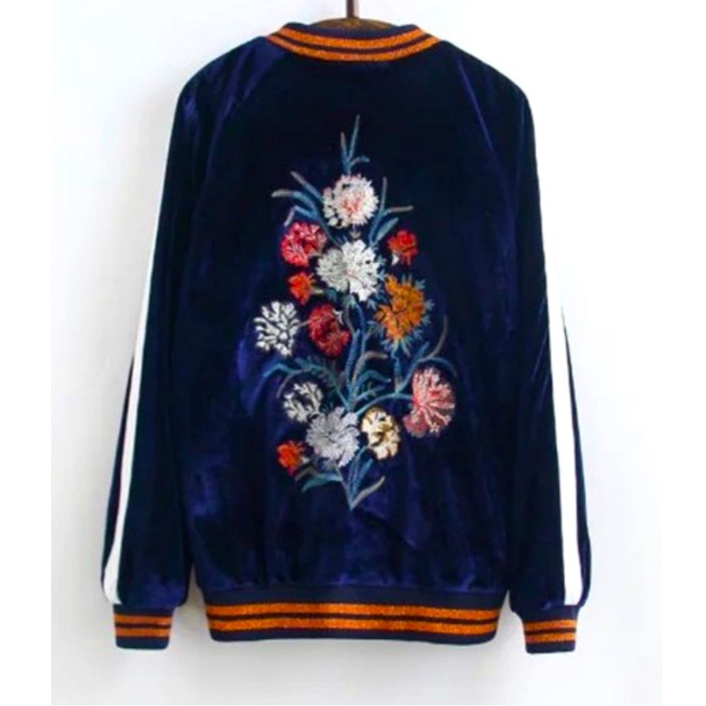 New with tags Zara velvet flower embroidery zip jacket.Size medium.Side pockets